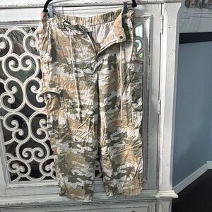 Universal Thread Tan Camouflage Cargo Pants